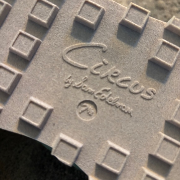 Women’s Sneakers Size 7.5 - Picture 5 of 6